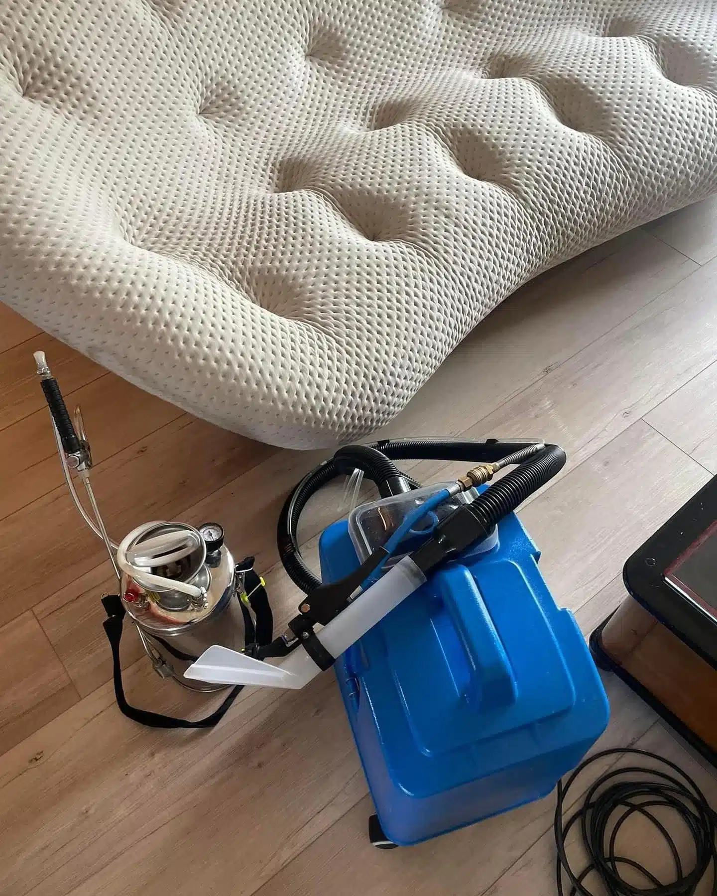 Nettoyage d'un canapé Bubble Roche Bobois à Saint‑Nazaire.