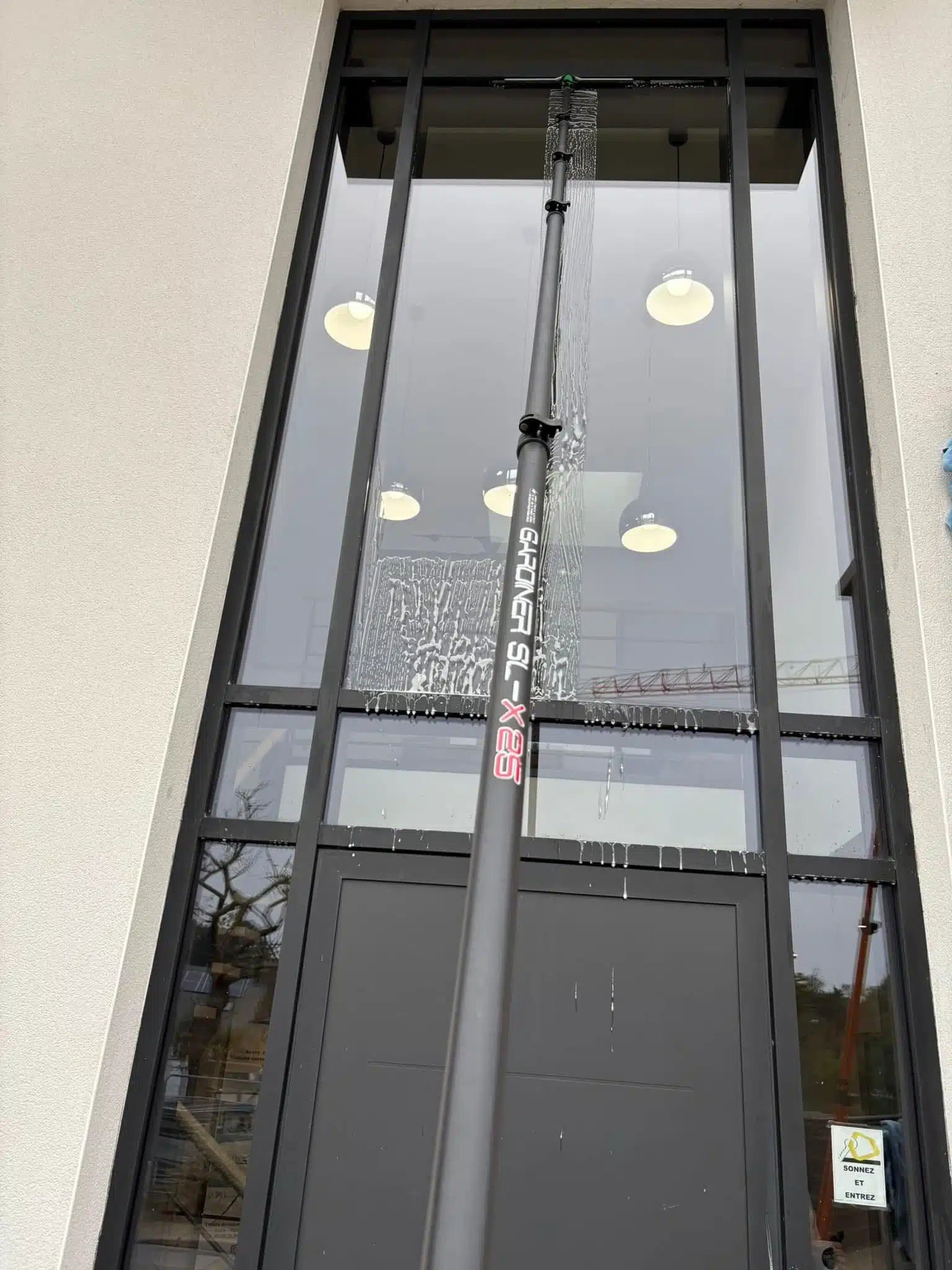 Nettoyage de grandes vitres à Saint‑Nazaire.