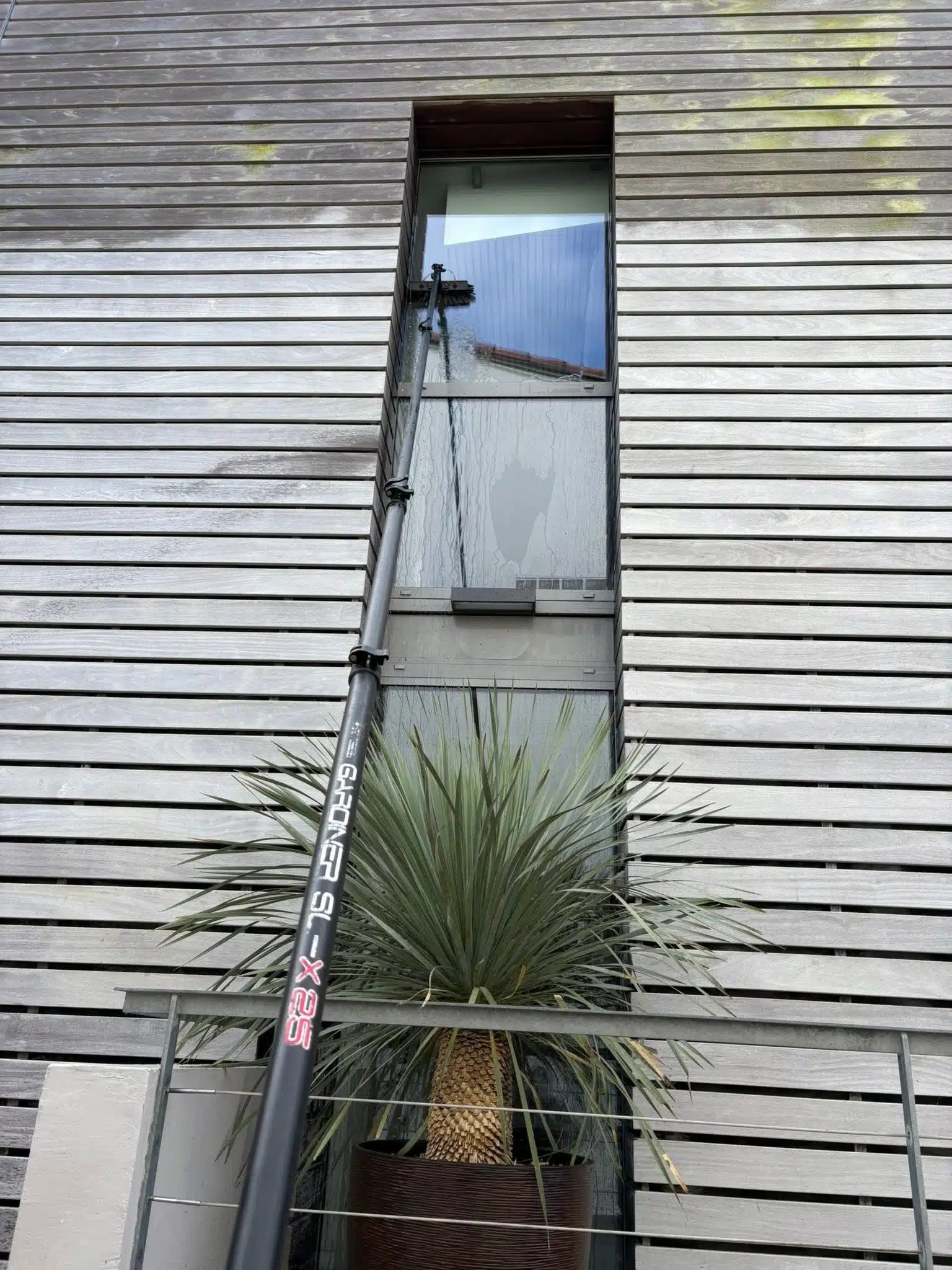 Nettoyage de vitres en façade à Saint‑Nazaire.