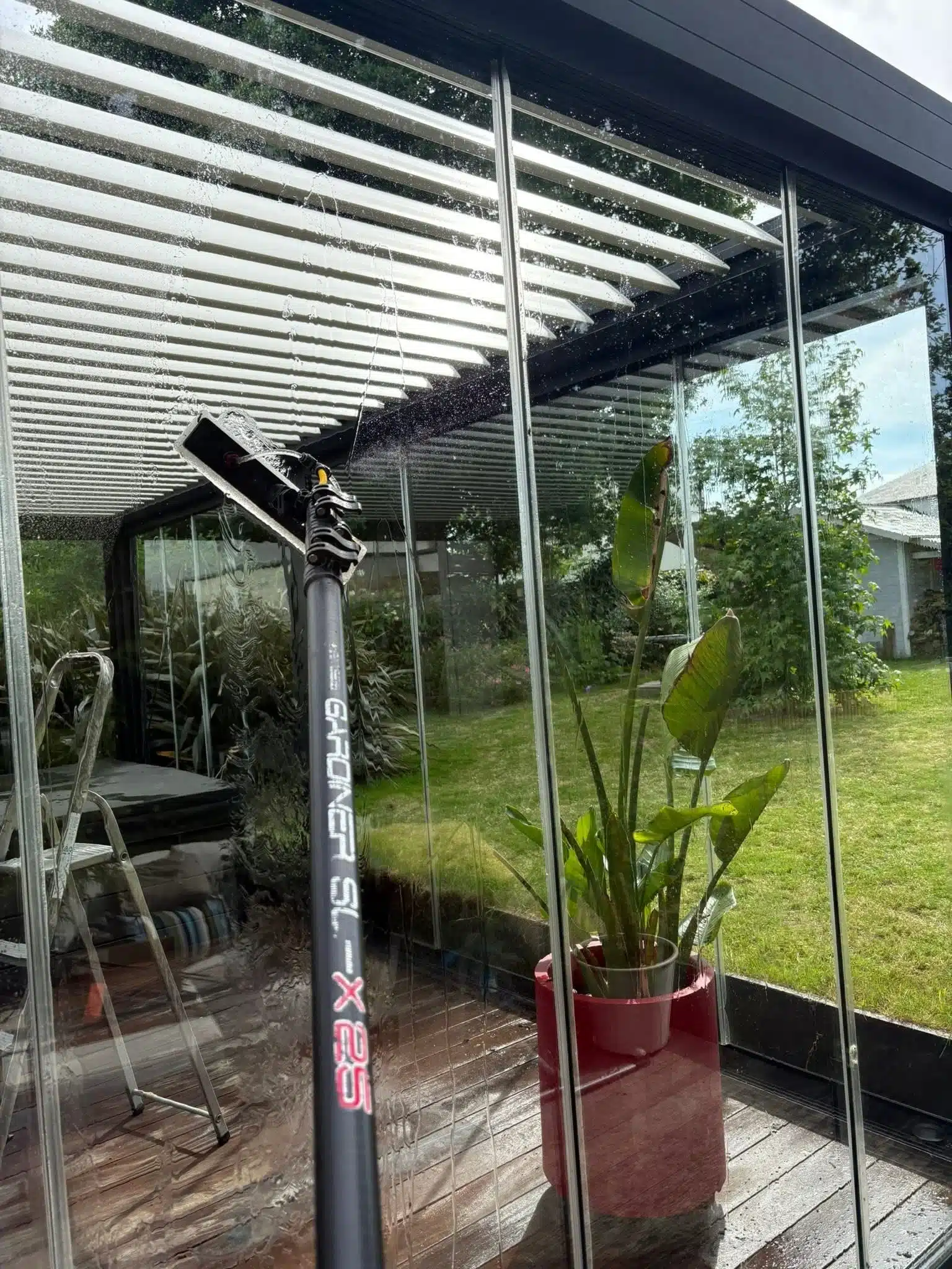 Nettoyage de véranda en verre à Saint‑Nazaire.