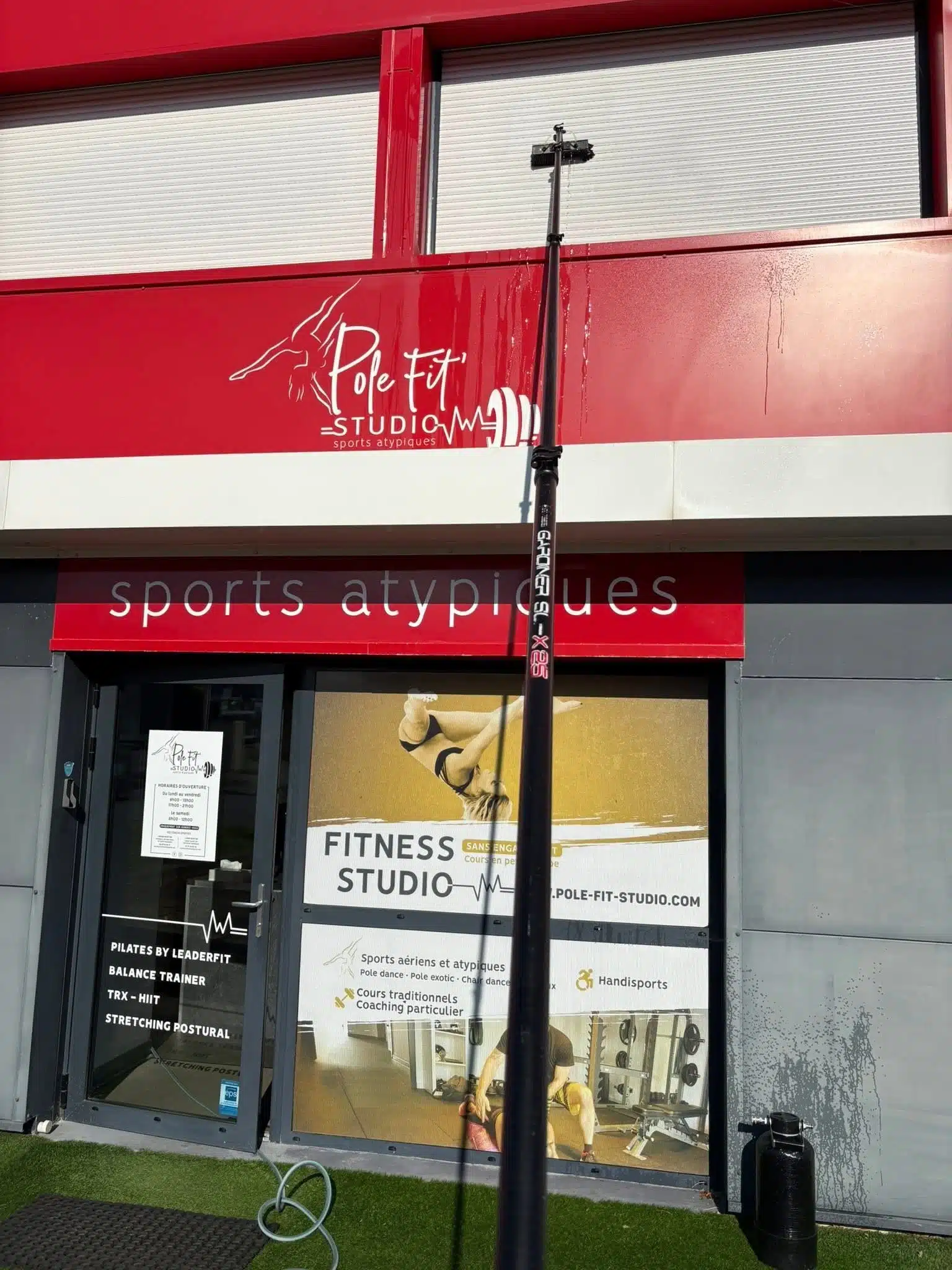 Nettoyage de vitrine de salle de sport à Saint‑Nazaire.