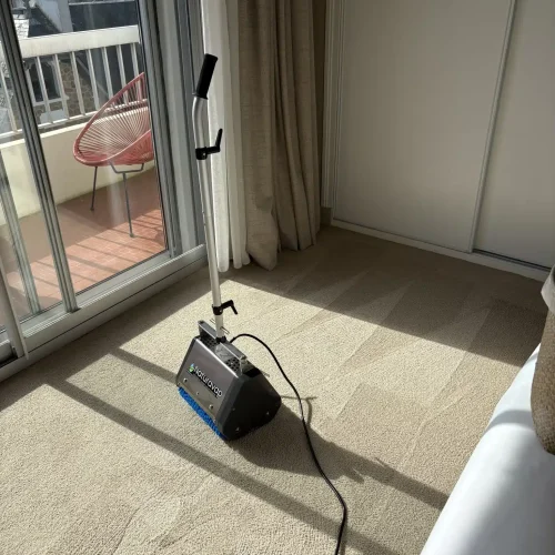 Nettoyage de moquette en chambre à Saint‑Nazaire.