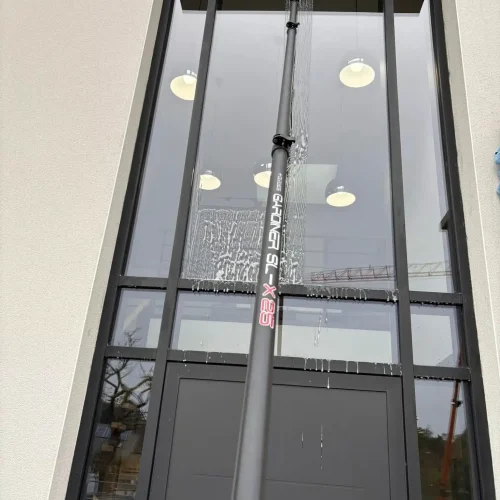 Nettoyage de grandes vitres à Saint‑Nazaire.