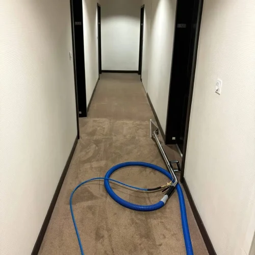 Nettoyage de couloir d’hôtel à Saint‑Nazaire.