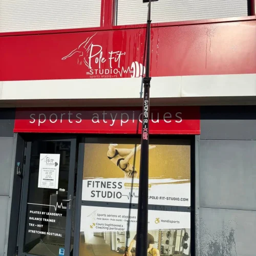 Nettoyage de vitrine de salle de sport à Saint‑Nazaire.